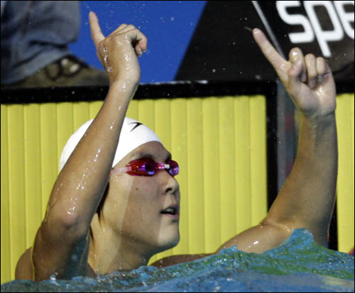 박태환 선수가 25일 세계수영선수권 대회 자유형 400m에서 1위로 골인한뒤 두 손을 들어 기뻐하고 있다. 박태환 선수가 25일 세계수영선수권 대회 자유형 400m에서 1위로 골인한뒤 두 손을 들어 기뻐하고 있다.